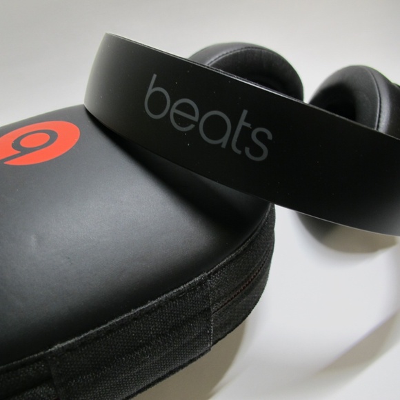 Beats by Dre Studio Wireless Over-Ear Headphone - Picture 4 of 13